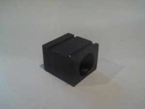 Bracket saw blade guide center