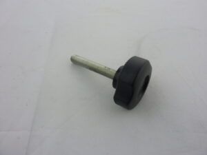 Locking screw saw head